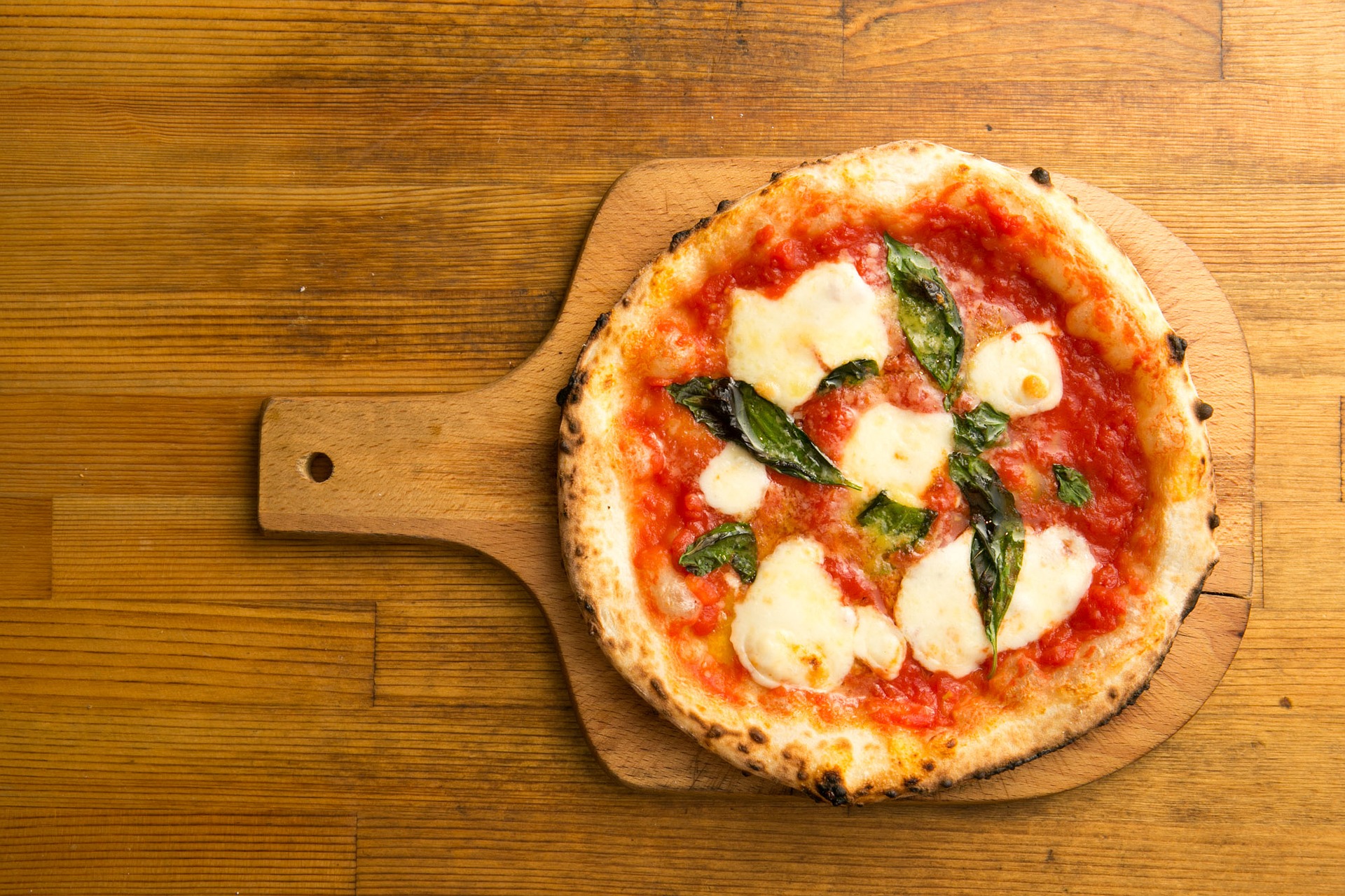 Czym charakteryzuje się idealna włoska pizza?