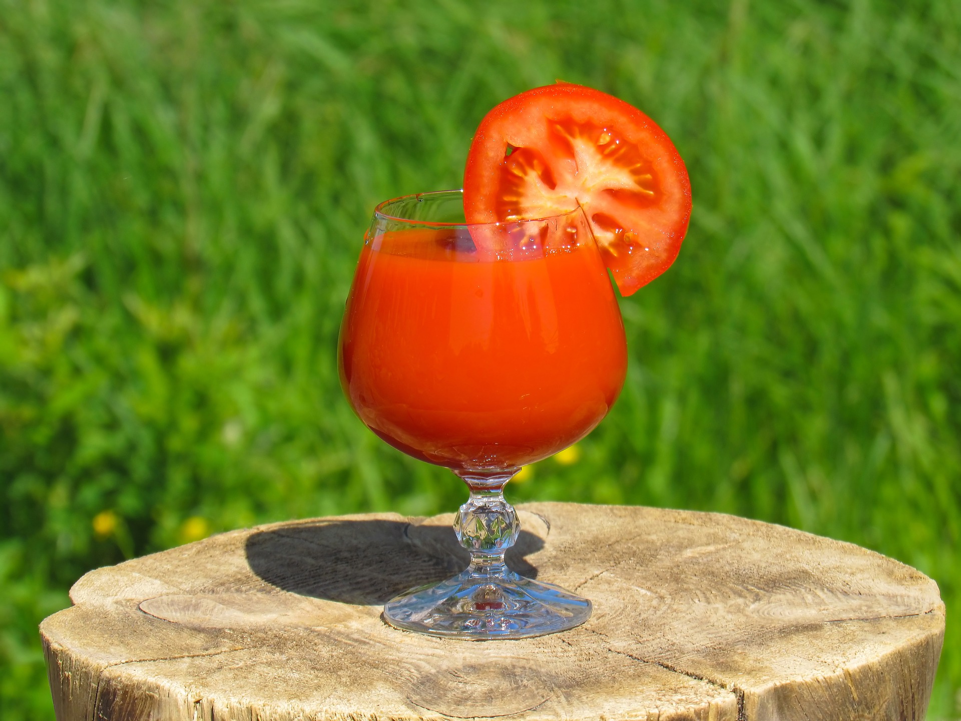 Jakie właściwości ma sok pomidorowy i czy warto go pić?