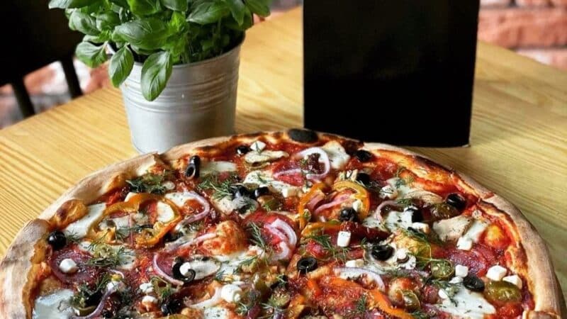 5 nietypowych dodatków do pizzy, które musisz spróbować w Białymstoku