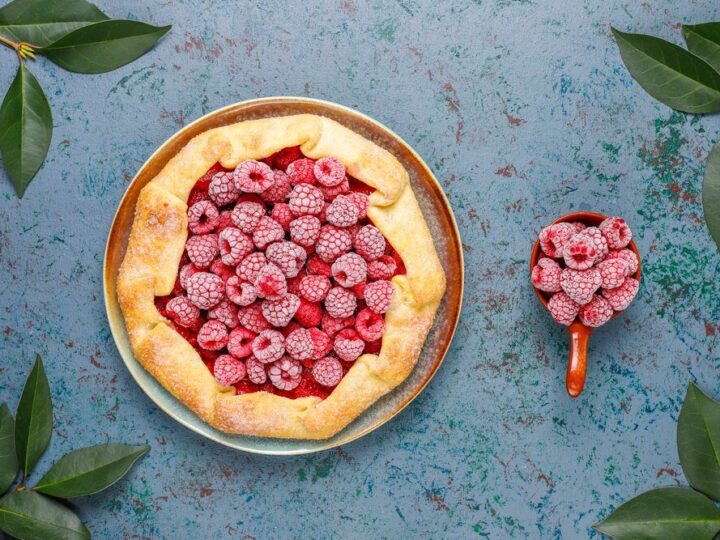 Deserowa tarta z malinami i białą czekoladą: przepis krok po kroku