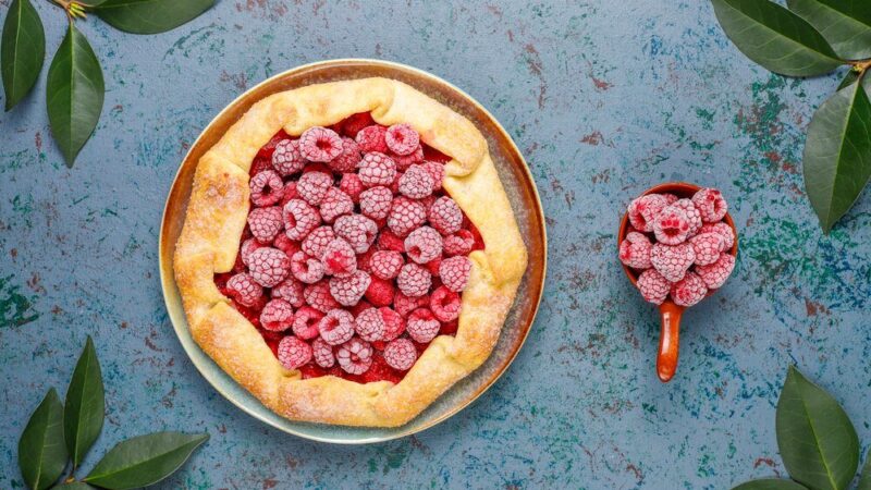 Deserowa tarta z malinami i białą czekoladą: przepis krok po kroku