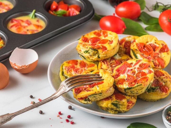 Ekspresowe muffinki jajeczne z szynką i serem na śniadanie