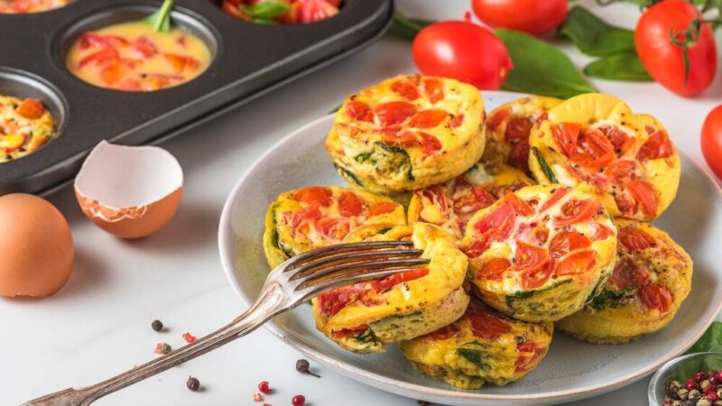 Ekspresowe muffinki jajeczne z szynką i serem na śniadanie