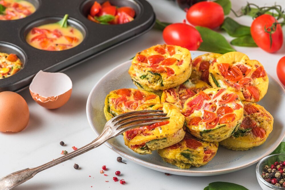 Ekspresowe muffinki jajeczne z szynką i serem na śniadanie