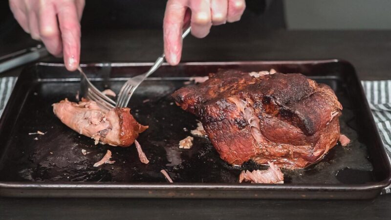 Pieczeń z dzika po myśliwsku: prosty przepis na udziec z dzika pieczony w piekarniku