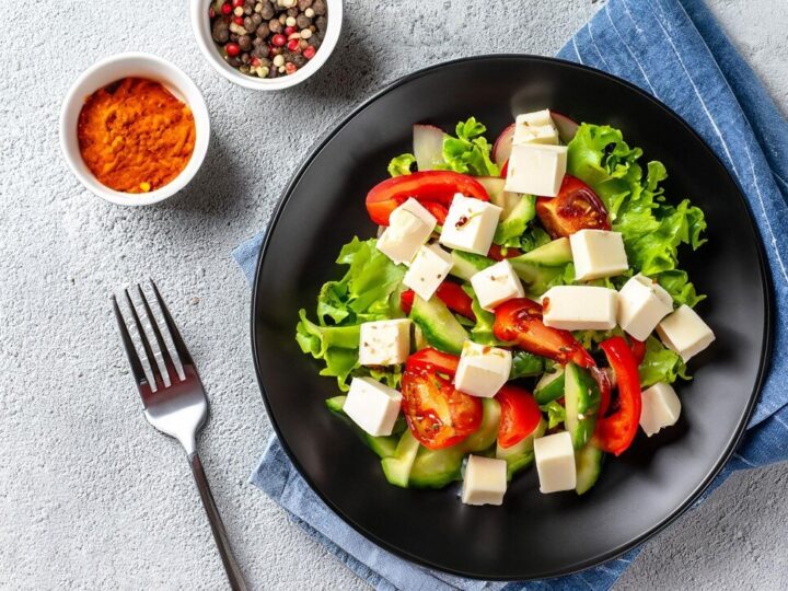 Sałatka z grillowanym serem halloumi, granatem i awokado