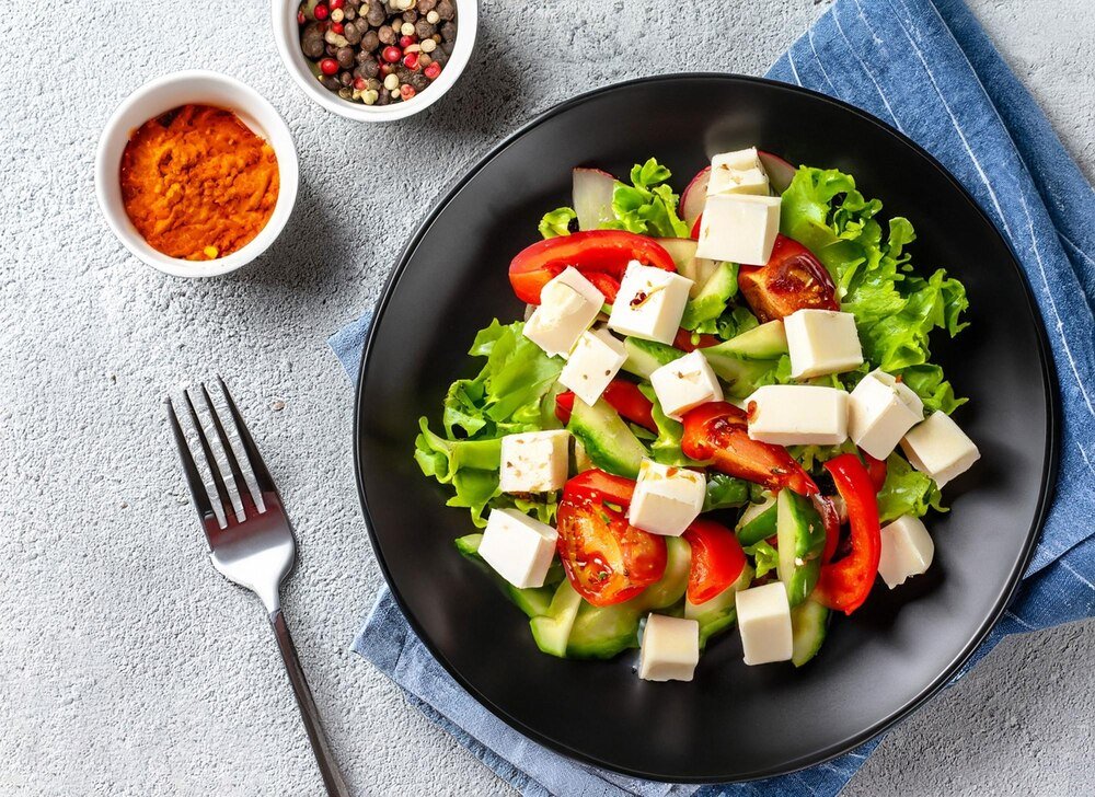 Sałatka z grillowanym serem halloumi, granatem i awokado