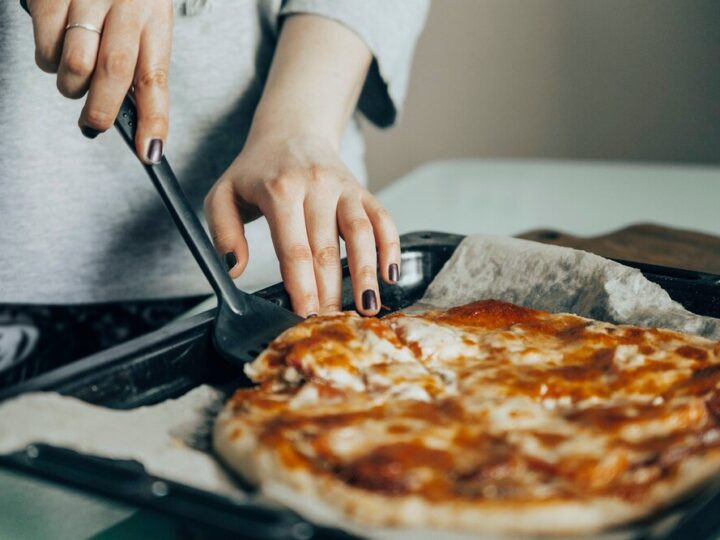 Jak piec pizzę w piekarniku z termoobiegiem – czas, temperatura, wskazówki