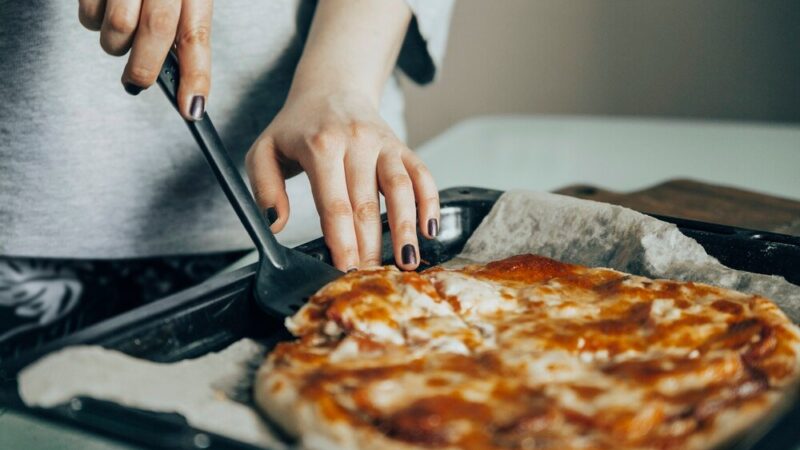 Jak piec pizzę w piekarniku z termoobiegiem – czas, temperatura, wskazówki