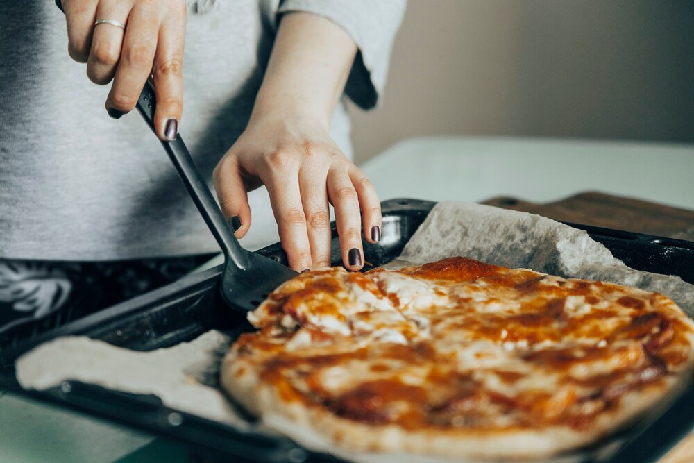 Jak piec pizzę w piekarniku z termoobiegiem – czas, temperatura, wskazówki