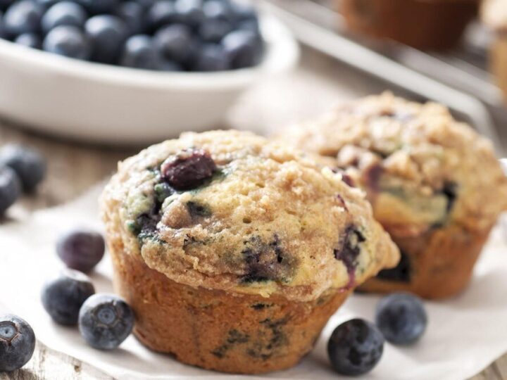 Muffinki z jagodami i kruszonką – idealne do kawy