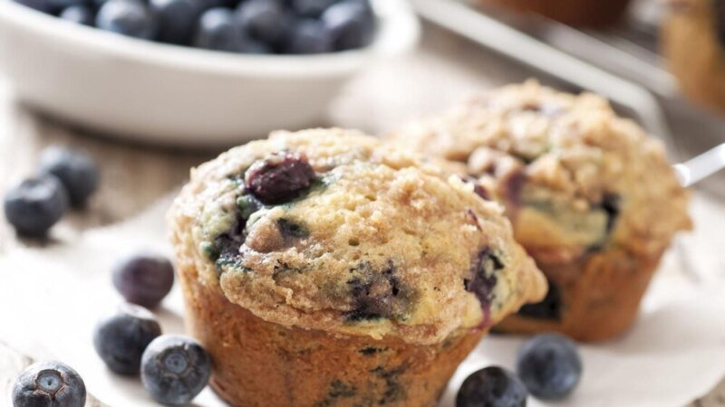 Muffinki z jagodami i kruszonką – idealne do kawy