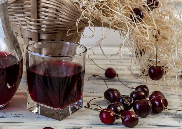Przepis na wino z wiśni z pestkami – domowa nalewka krok po kroku