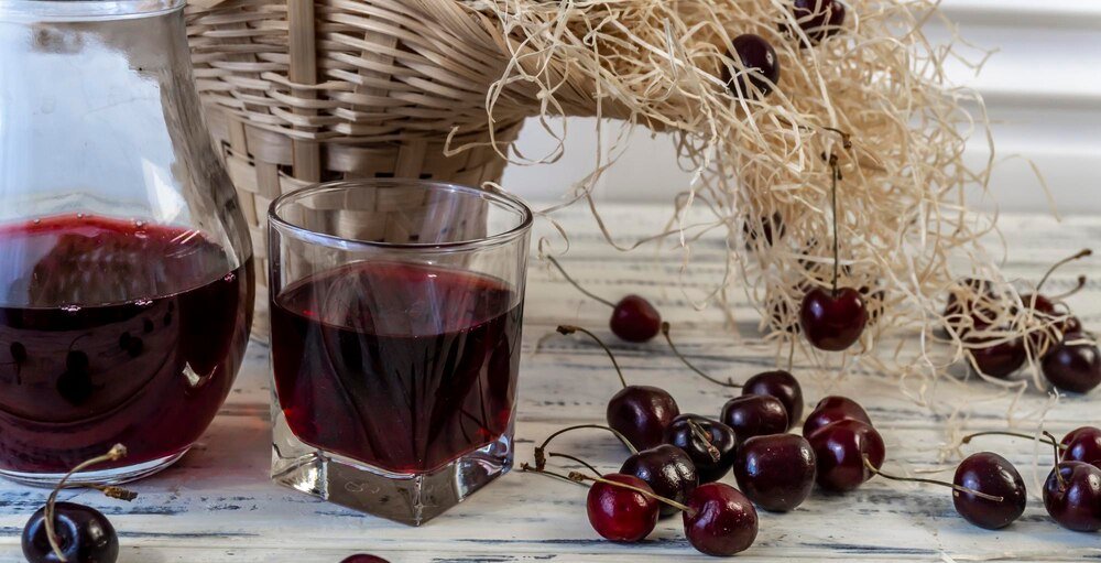 Przepis na wino z wiśni z pestkami – domowa nalewka krok po kroku