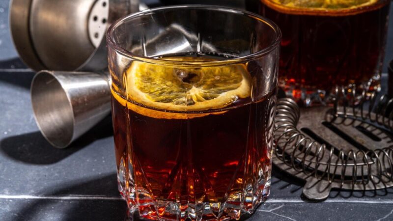 Z czym pić rum ciemny – najlepsze połączenia smakowe