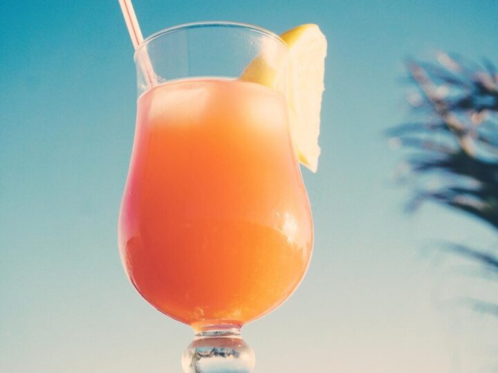Z czym się pije Malibu – pomysły na drinki i koktajle