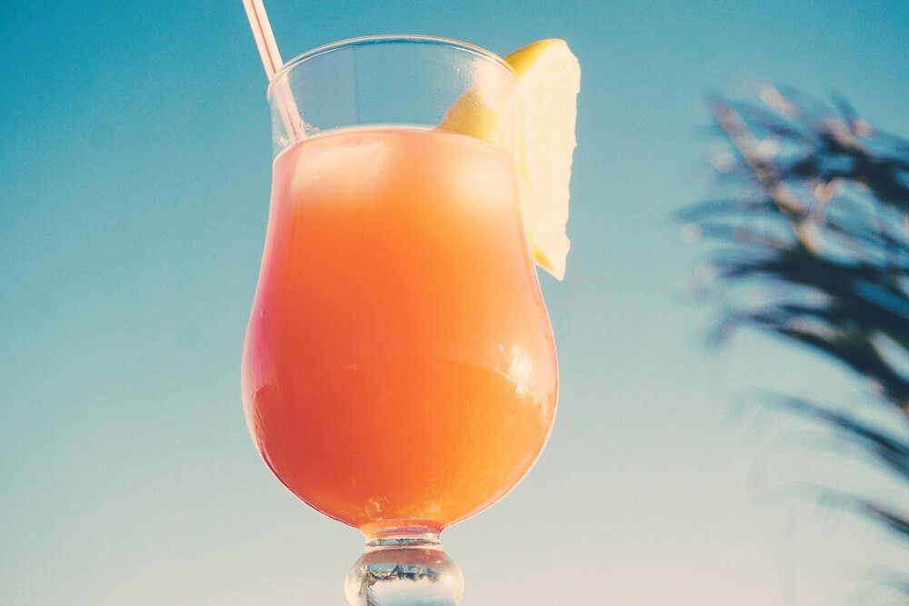 Z czym się pije Malibu – pomysły na drinki i koktajle