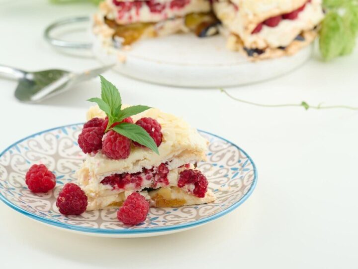 Tiramisu malinowe z mascarpone i mrożonymi malinami