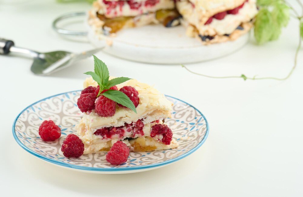Tiramisu malinowe z mascarpone i mrożonymi malinami