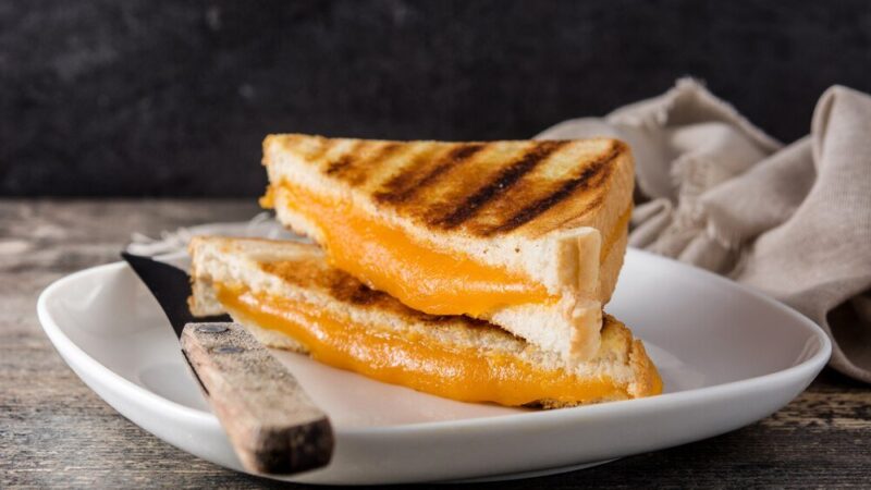 Camembert na grilla – jak podać go pysznie?