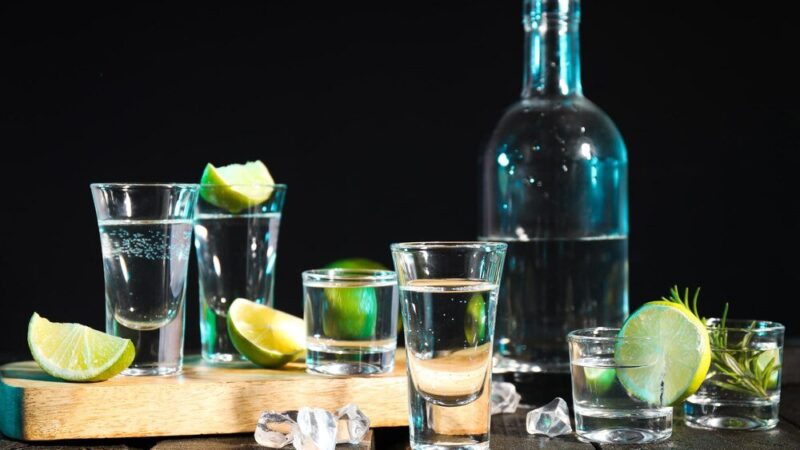 Czy wódka ma datę ważności – jak długo stoi?