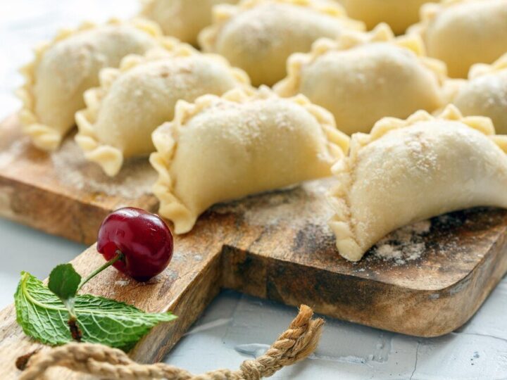 Miękkie ciasto na pierogi Ewy Wachowicz – jak je zrobić?