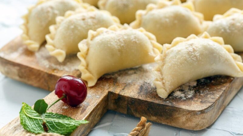 Miękkie ciasto na pierogi Ewy Wachowicz – jak je zrobić?