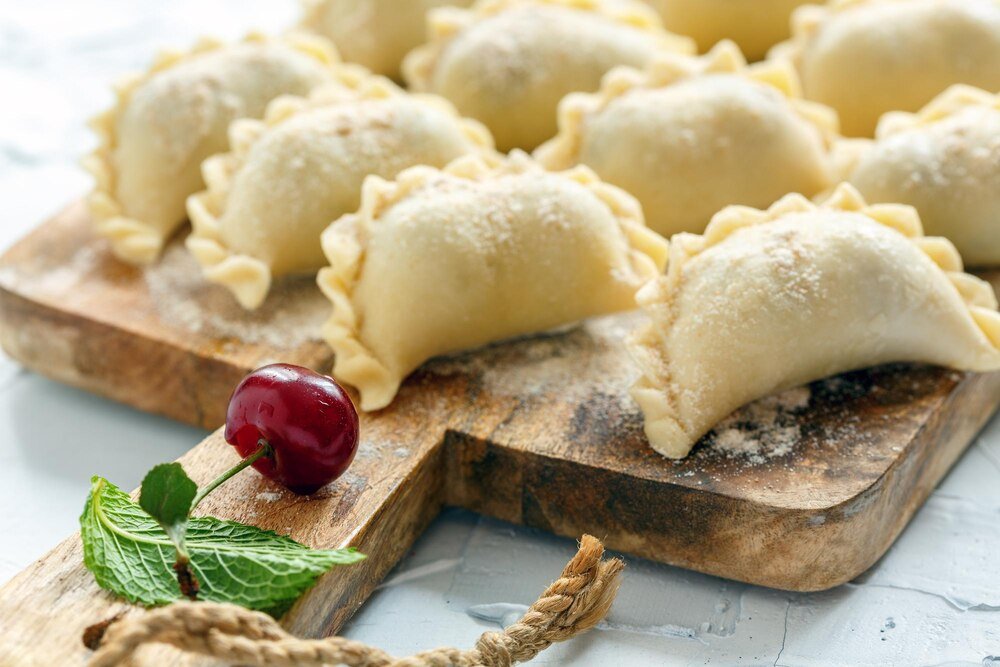 Miękkie ciasto na pierogi Ewy Wachowicz – jak je zrobić?
