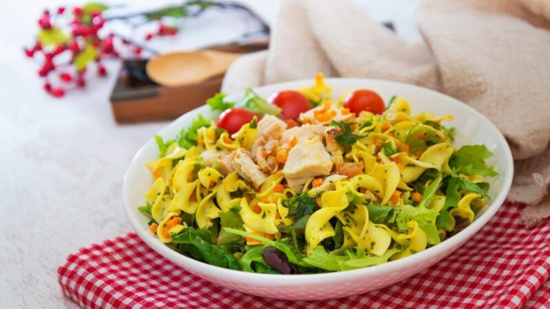 Sałatka z makaronem orzo i kurczakiem – pomysł na obiad