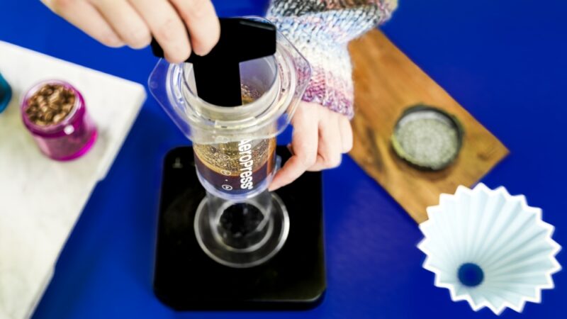 Włoska tradycja czy nowoczesna elastyczność? Jak wybrać idealną kawę do kawiarki i AeroPressu