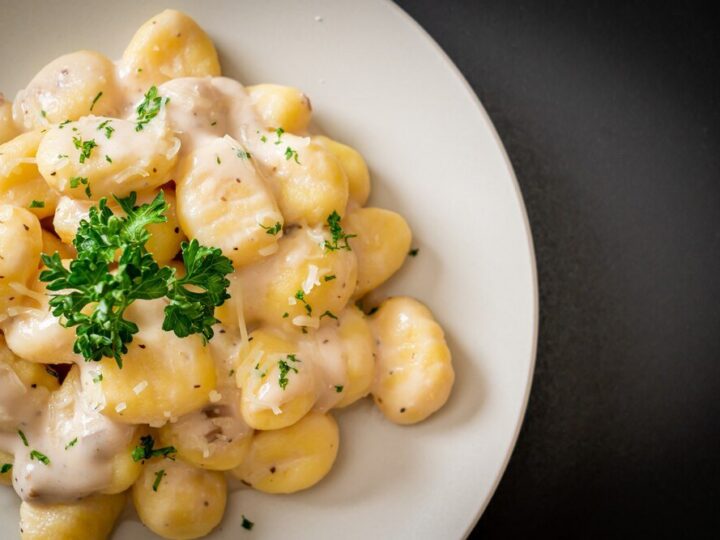 Gnocchi z kurczakiem w sosie śmietanowym – szybki przepis