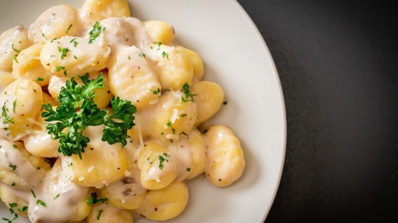 Gnocchi z kurczakiem w sosie śmietanowym – szybki przepis