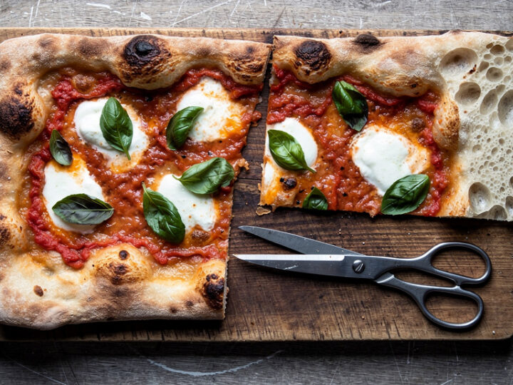 Pizza rzymska – przepis na chrupiące ciasto