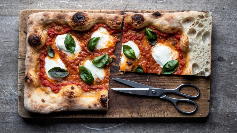 Pizza rzymska – przepis na chrupiące ciasto