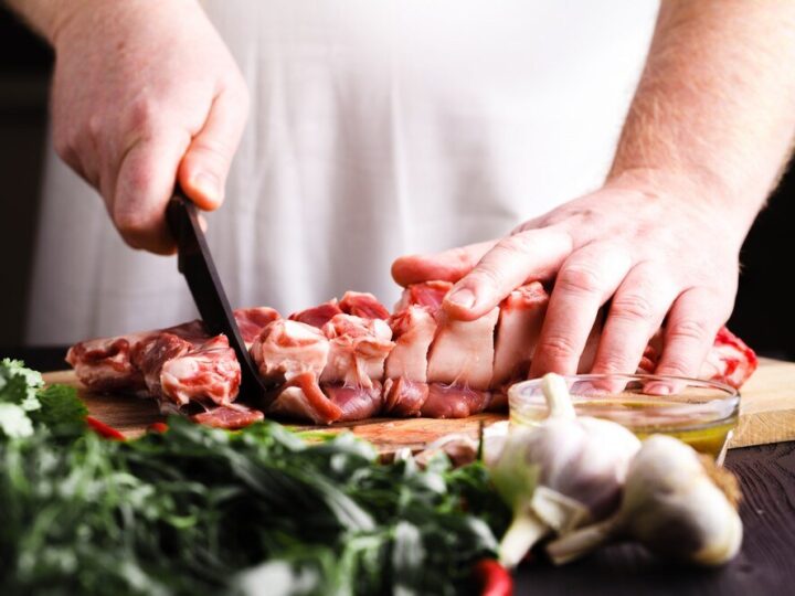 Tabela peklowania na mokro dla 1 kg mięsa – proporcje i czas