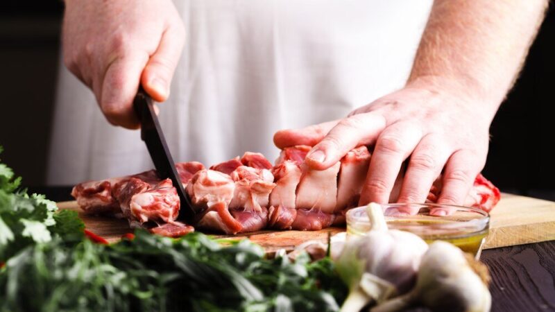 Tabela peklowania na mokro dla 1 kg mięsa – proporcje i czas