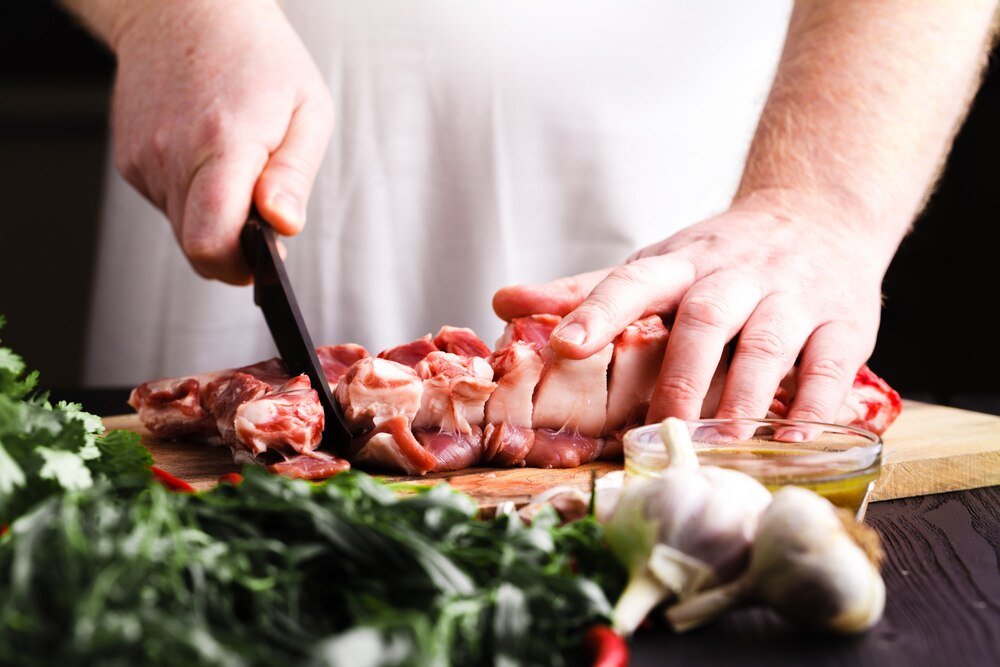 Tabela peklowania na mokro dla 1 kg mięsa – proporcje i czas
